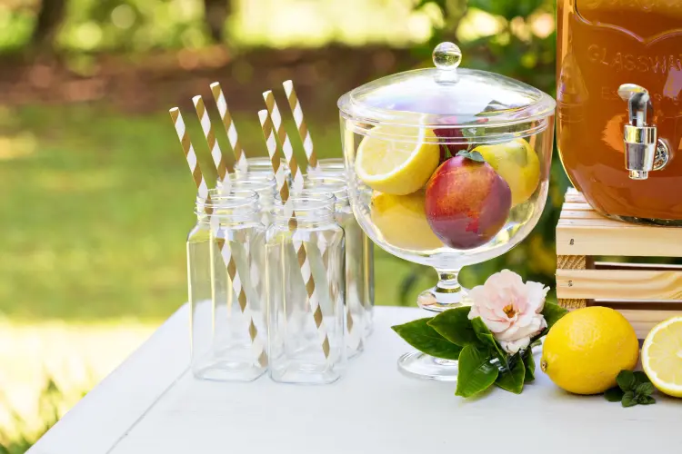 idée déco mariage extérieur jardin tables boissons invités 