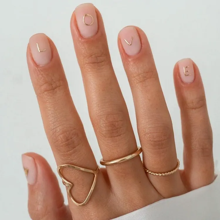 idée nail art minimaliste ongles nude saint valentin 2024