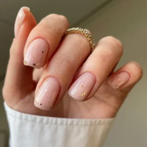 manucure nude paillettes ongles minimaliste 2024