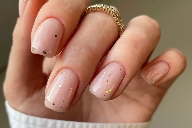 manucure nude paillettes ongles minimaliste 2024