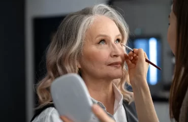 maquillage naturel des yeux femme 60 ans base paupieres anticerne cils