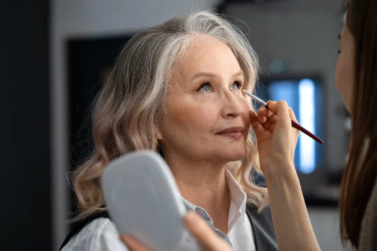 maquillage naturel des yeux femme 60 ans base paupieres anticerne cils