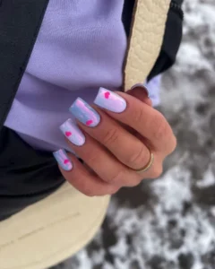 ongles violettes avec coeur rose st valentin 2024 manucure minimaliste