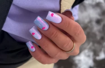 ongles violettes avec coeur rose st valentin 2024 manucure minimaliste