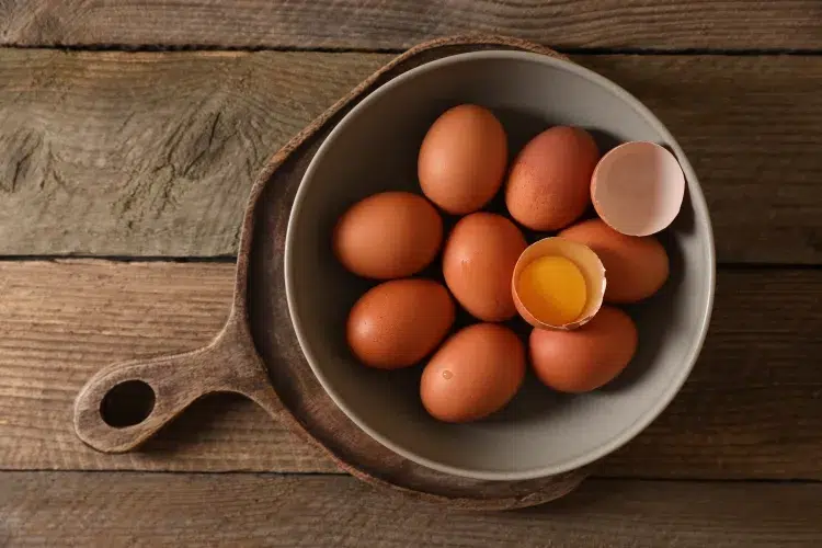 pourquoi les œufs de mes poules sentent mauvais nourriture préférée céréales aliments restes table toxiques