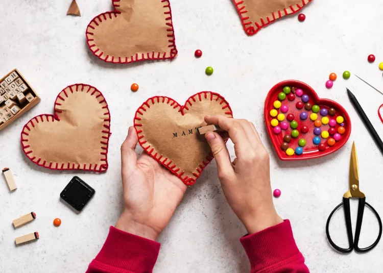 tuto comment faire un cœur en papier kraft par étapes idée facile sac bonbons