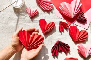 tuto diy coeurs origami déco saint valentin originale a faire soi meme avec les enfants maternelle