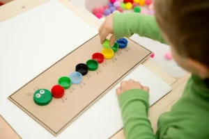 activité montessori pour les enfants animal en bouchons plastiques