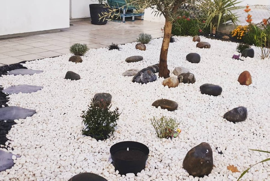 ajouter les cailloux dans un parterre de fleurs