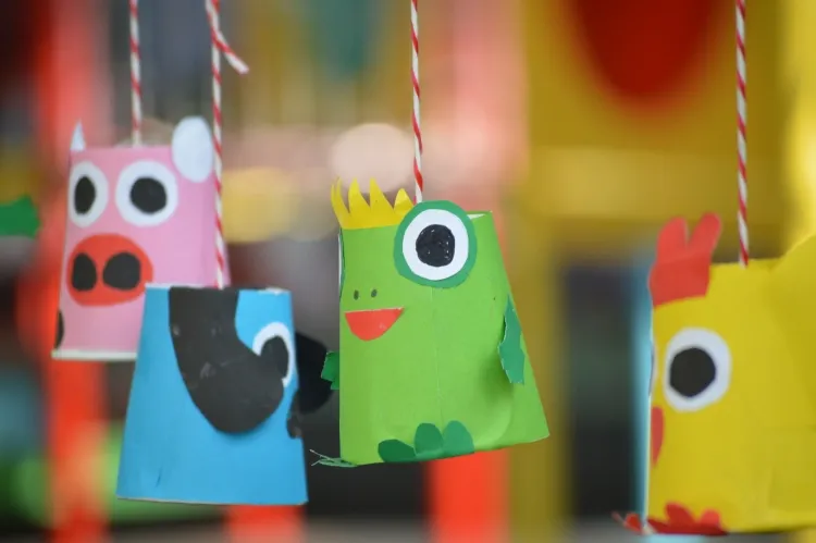 bricolage avec gobelet en carton fabriquer oiseaux animaux insectes amuser enfants adultes