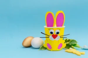bricolage printemps avec gobelet en carton fabriquer lapin pâques personnaliser couleurs