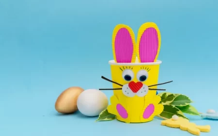 bricolage printemps avec gobelet en carton fabriquer lapin pâques personnaliser couleurs