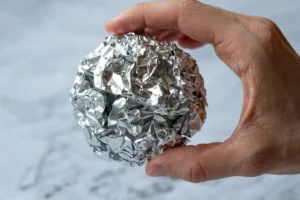 comment pourquoi mettre du papier d'aluminium dans les plantes pot extérieur jardin