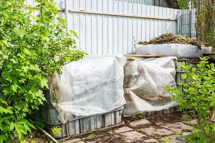 comment stocker un compost dans son jardin pourquoi couvrir astuces