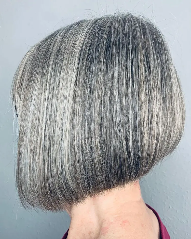coupe courte femme 50 ans pixie carré cheveux gris mèches tendance printemps 2024