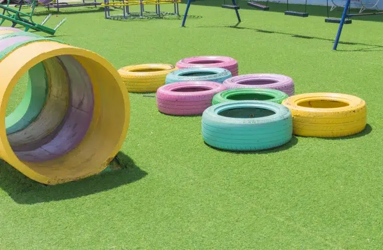 projet de recyclage des pneus usés créer zone divertissement aire jeux garder œil enfants