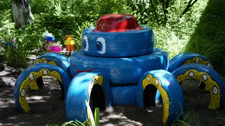 projet de recyclage des pneus usés imagination talent artistique transformer figures animaux