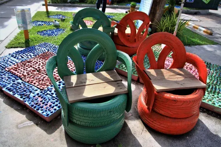 recyclage pneus usés fabriquer chaises confortables jardin balcon dossier peindre couleurs