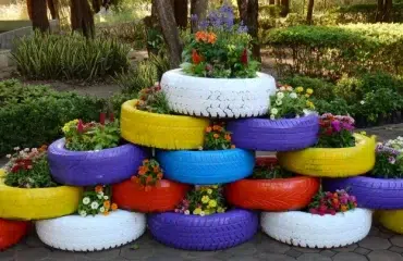 recyclage pneus usés pratique courante réutiliser vieux pneus support plantes jardinières