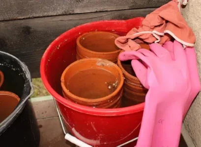 comment enlever les traces blanches sur les pots en terre cuite