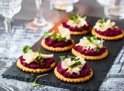 crackers au pesto de betterave et au fromage