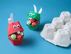 petits lapins en boîte d'œufs