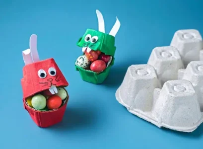 petits lapins en boîte d'œufs