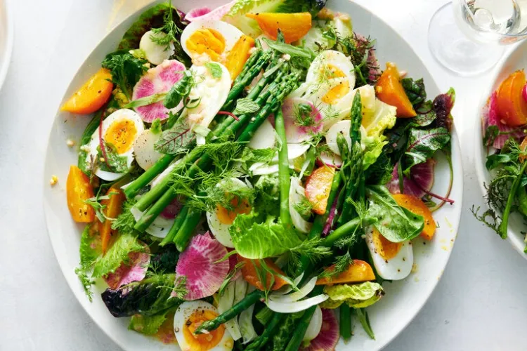 salade composée de printemps avec des asperges et des oeufs