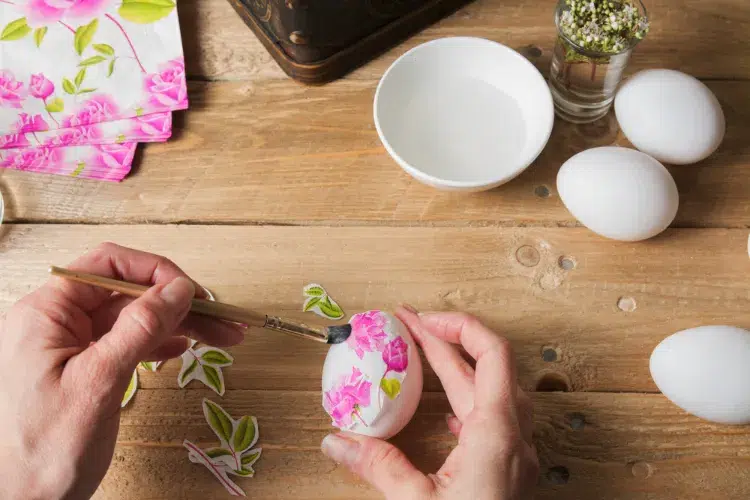comment faire découpage de paques avec des serviettes en papier pour décorer les œufs tuto par étapes