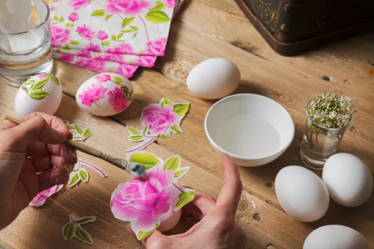 comment faire le découpage pour paques avec des serviettes en papier pour décorer les œufs tuto par étapes