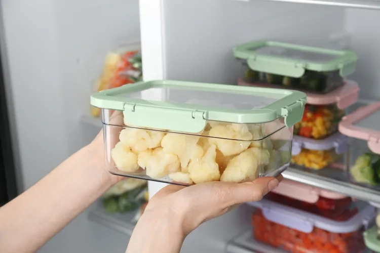 diminuer les frais d'énergie du frigo ranger récipients réfrigérateur éviter surcharge nettoyer