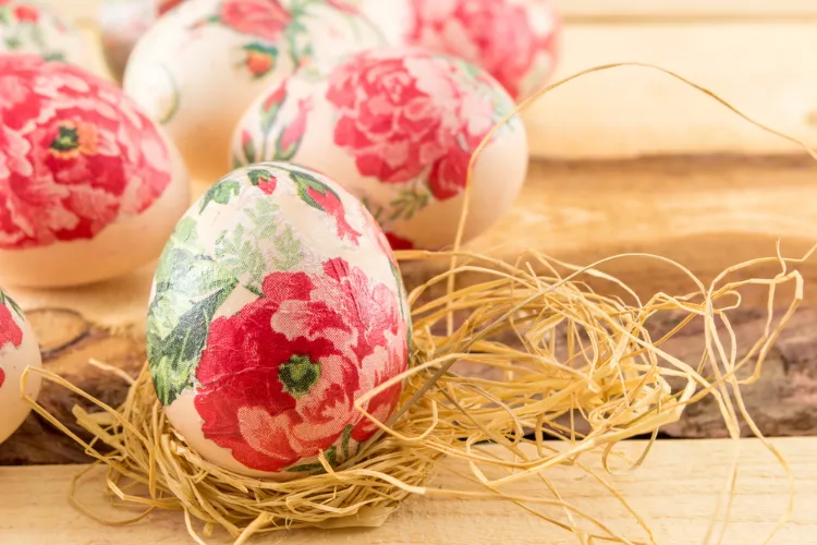 faire le découpage pour paques avec des serviettes en papier pour décorer les œufs tuto par étapes
