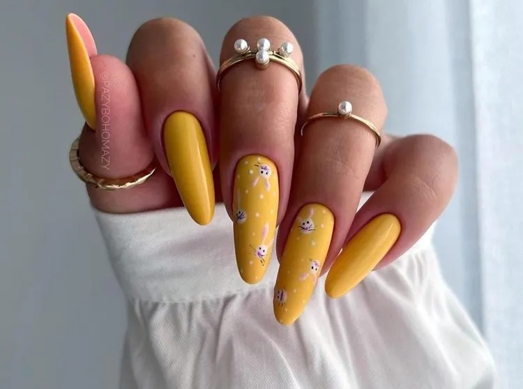 nail art pâques 2024 ongles longs jaunes