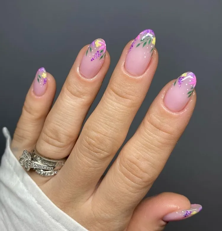 nail art floral sur ongles en amande manucure printemps 2024
