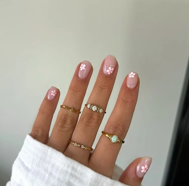 ongles avril 2024 manucure minimaliste nail art fleurs