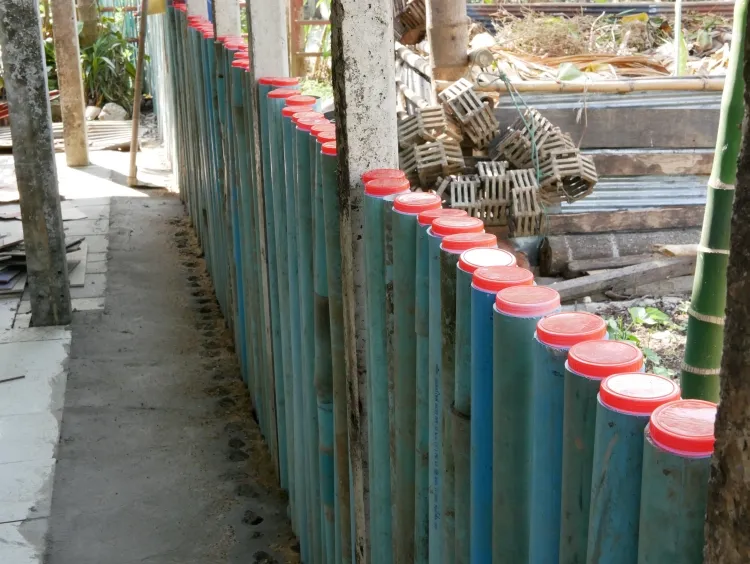 réutiliser un tuyau en pvc au jardin ériger clôtures brise vue pvc durables peindre personnaliser