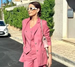 tailleur pantalon tendance tenue femme 50 ans mariage 2024
