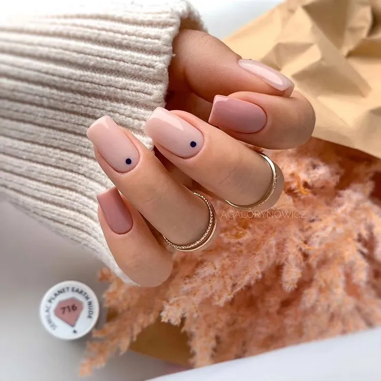 tendances ongles courts printemps 2024 manucure nail art minimaliste