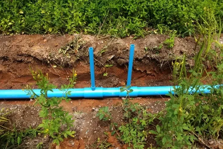 tuyaux en pvc creuser tranchées installer tuyaux ériger valves arroser endroits éloignés jardin