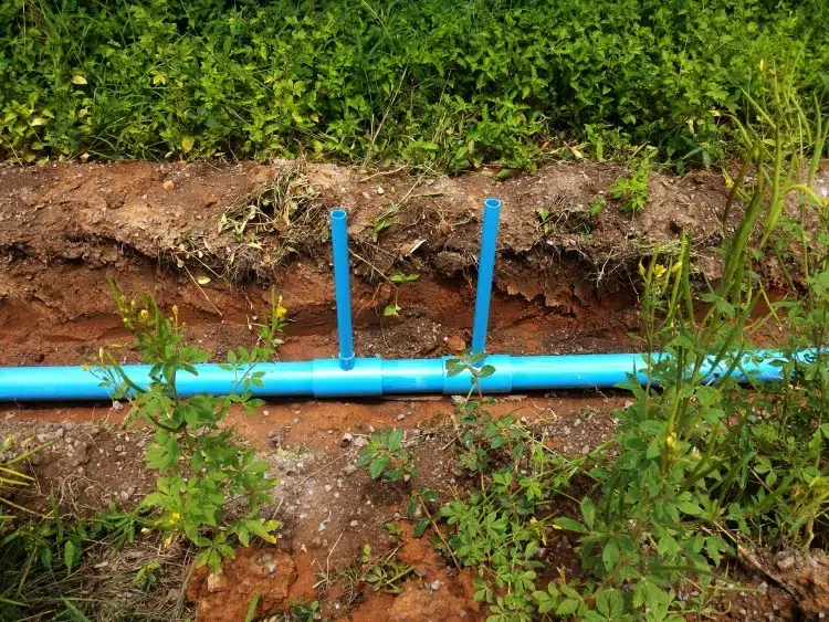 tuyaux en pvc creuser tranchées installer tuyaux ériger valves arroser endroits éloignés jardin