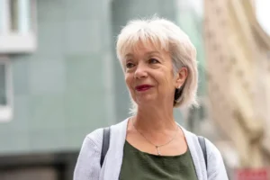 coiffure femme 70 ans 2024 carre degrade long boyish