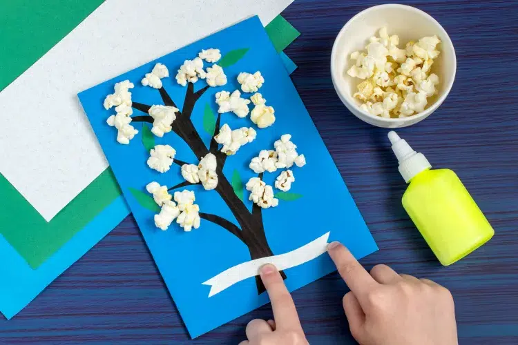 activité manuelle maternelle sur le printemps faire arbre fleuri sakura popcorn