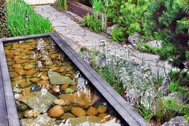 associer décoration de jardin avec des pierres rivière