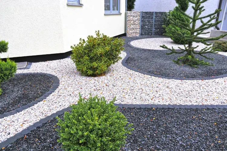 associer décoration de jardin avec des pierres