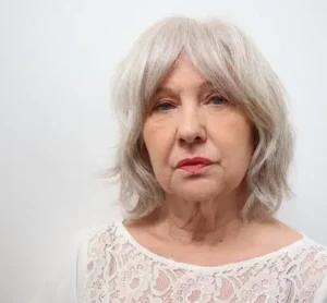 carré wavy avec frange effilée rideau longue femme 60 ans tendance cheveux 2024