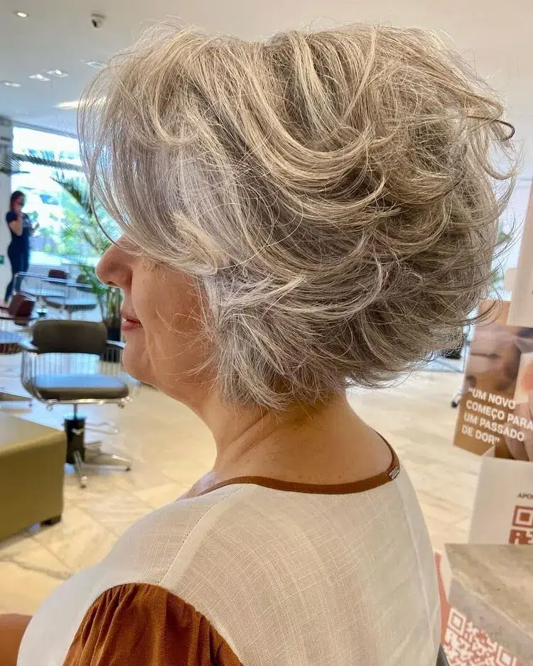 coloration tendance femme 70 ans cheveux sel et poivre