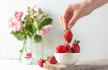 comment choisir les meilleures fraises sur le marché astuces gouteuses caterina trimarchi shutterstock