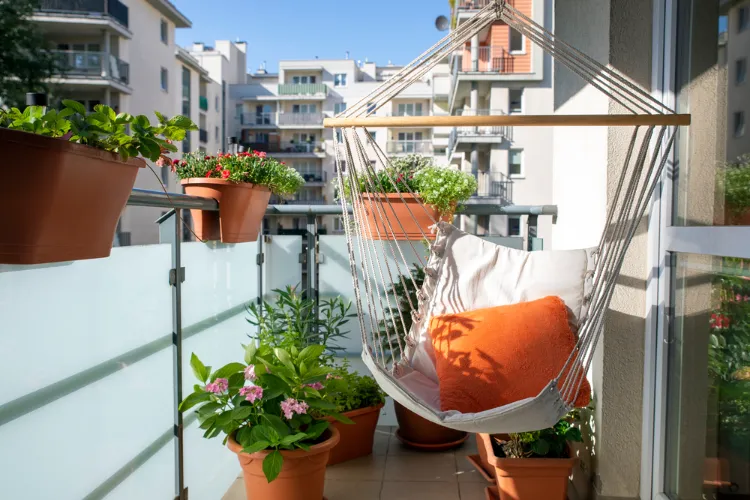 comment faire ombre sur son balcon plantes vertes balconières rambarde