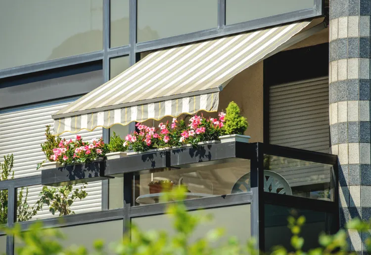 comment faire ombre sur son balcon store banne plantes vertes