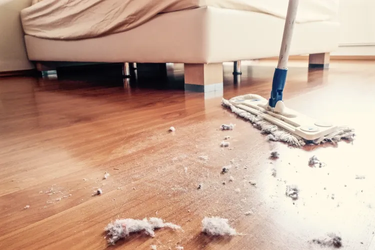 comment nettoyer sous un meuble sans le déplacer derrière plumeau recette spray dépoussiérant maison